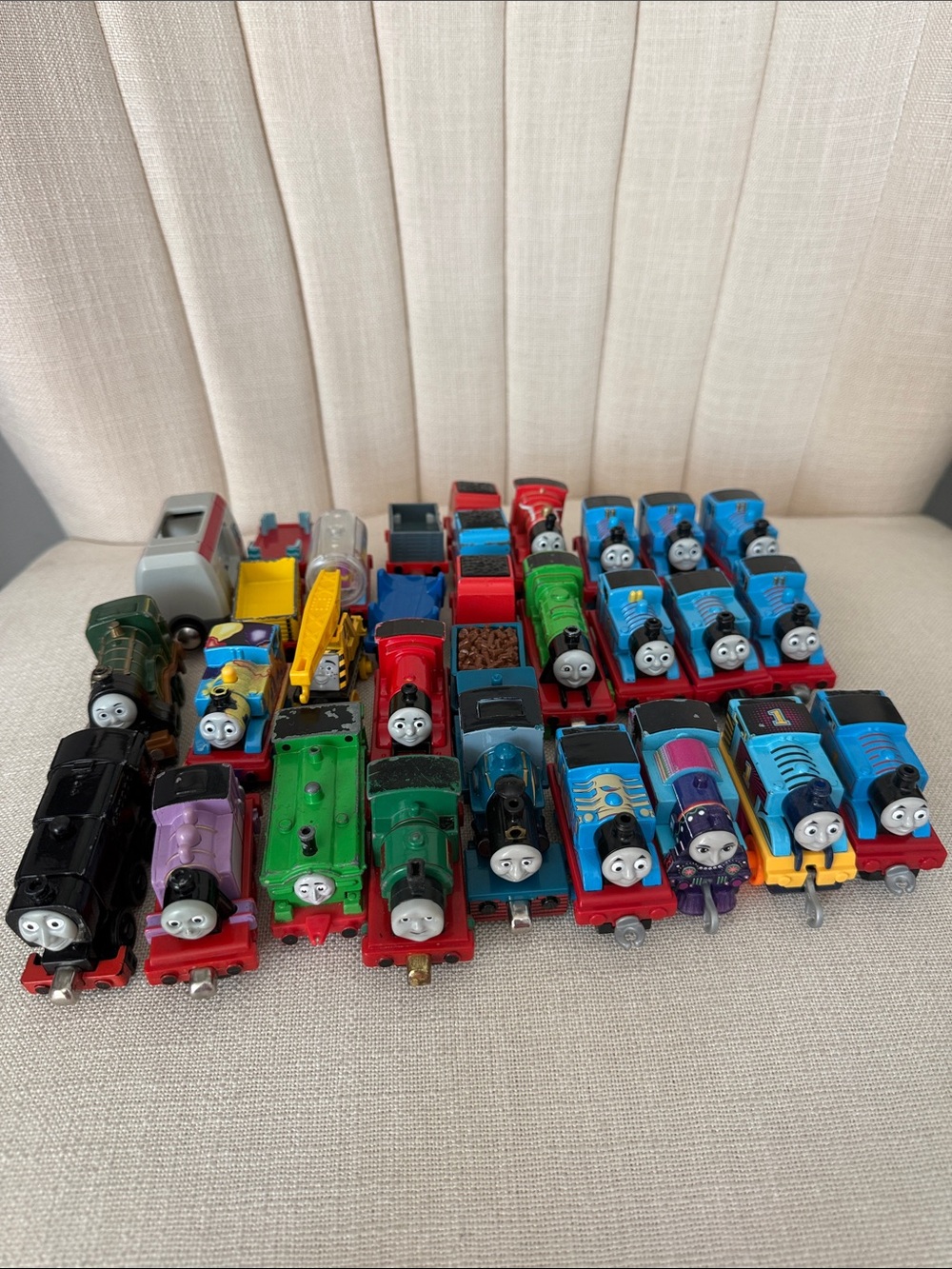 AS IS** 31 lot Thomas & Friends train cars engines METAL plastic magnetic hook